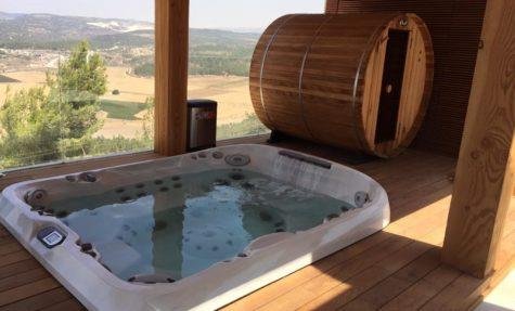 ג'קוזי וסאונה על דק בחוץ