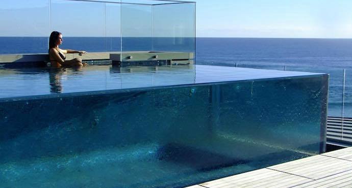 דפנות אקריל בבריכה