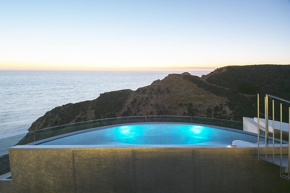 בריכת גלישה עם נוף לים