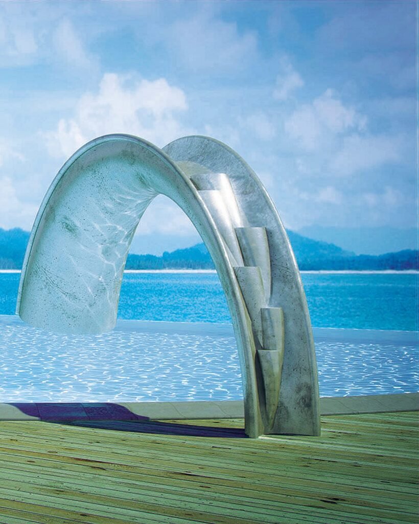 מפל מים מעל בריכה