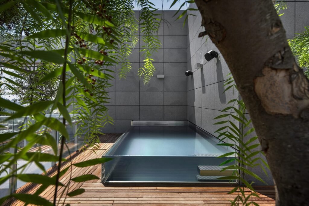 בריכת נירוסטה גלישה עם דופן שקופה