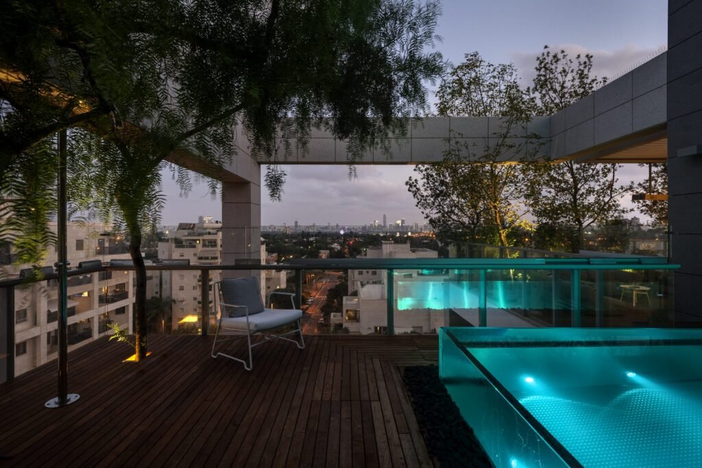 בריכה שקופה ומוארת