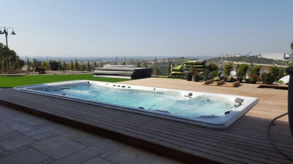 Trainer 18 בריכת זרמים עם 39 ג'טים