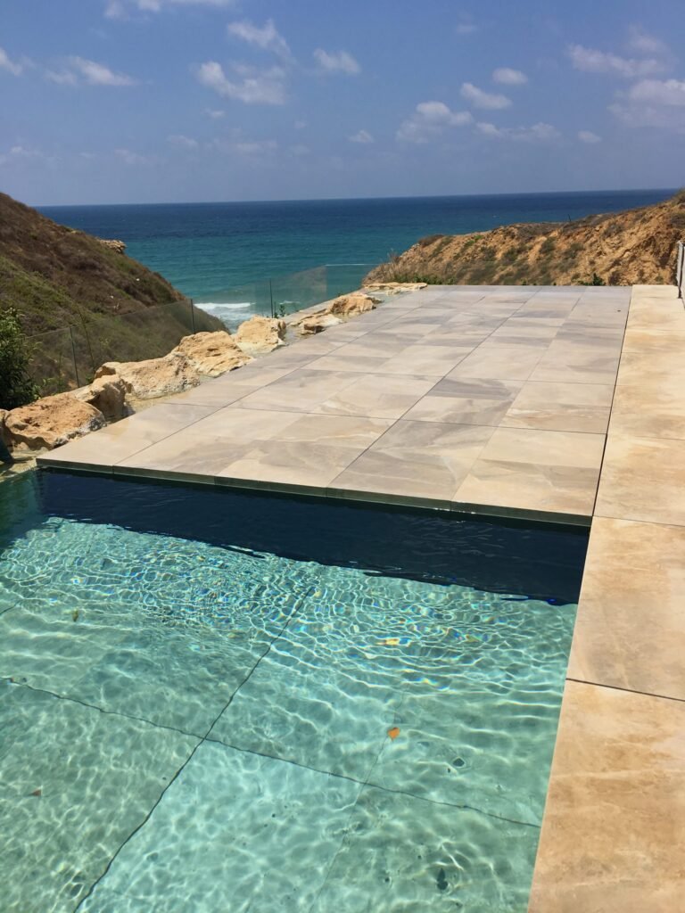 בריכת גלישה עם רצפה הידראולית חלקית