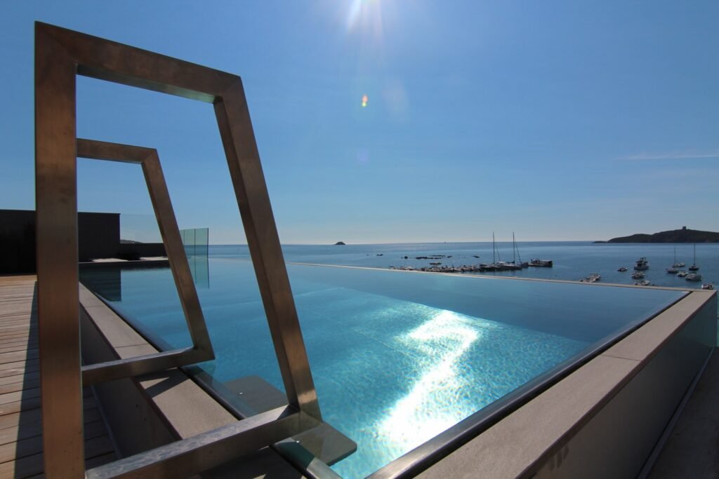 בריכת שחייה גלישה אינפניטי