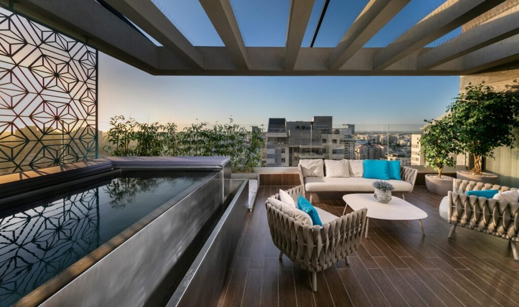 מרפסת מעוצבת בתל אביב עם בריכת נירוסטה