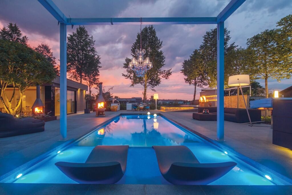 שטח שכשוך בבריכה עם אורות