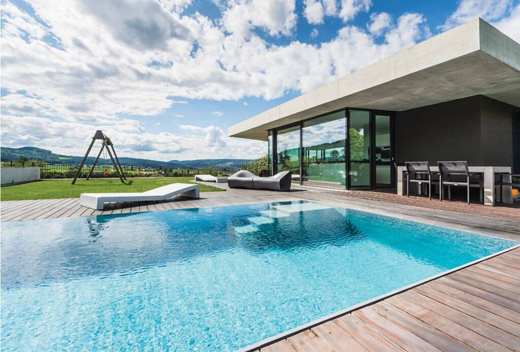 בריכה גדולה חיצונית