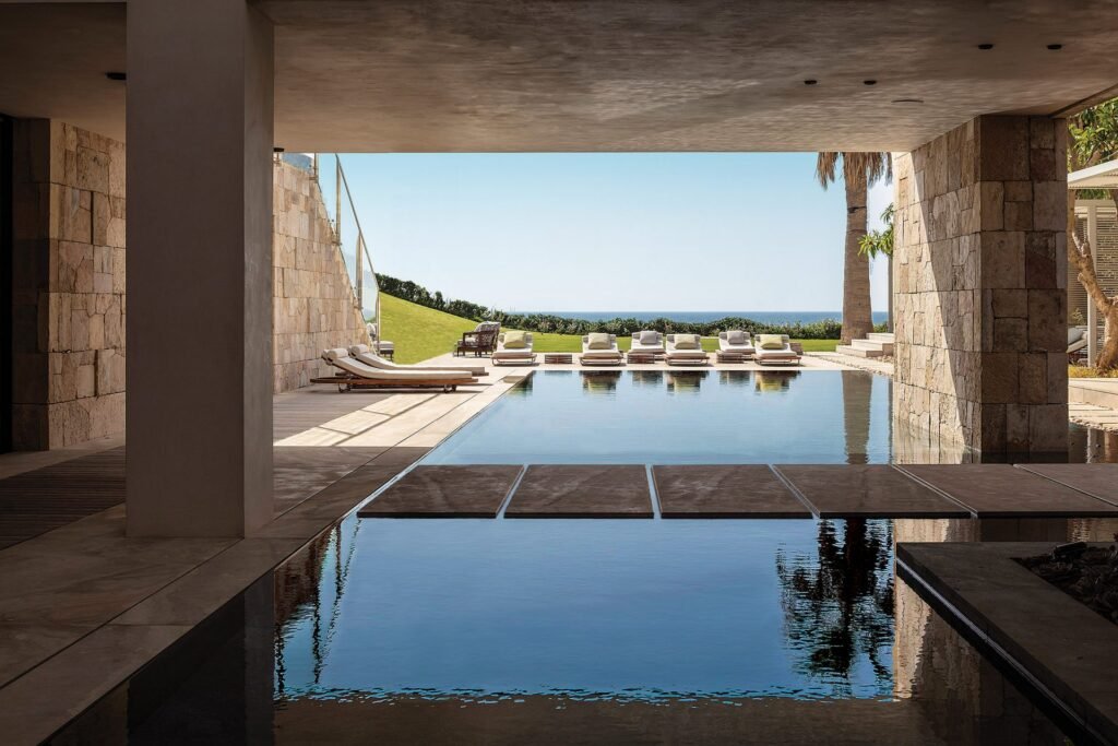 בריכת גלישה ושכשוך עם רצפה הידראולית