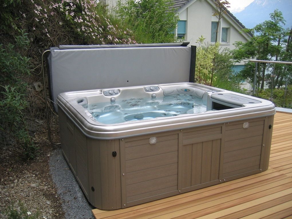 ג'קוזי עם כיסוי לבחוץ