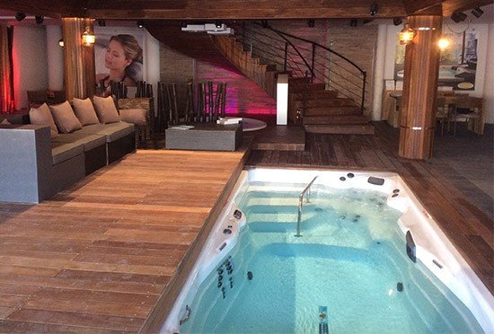 בריכת זרמים בתוך בית