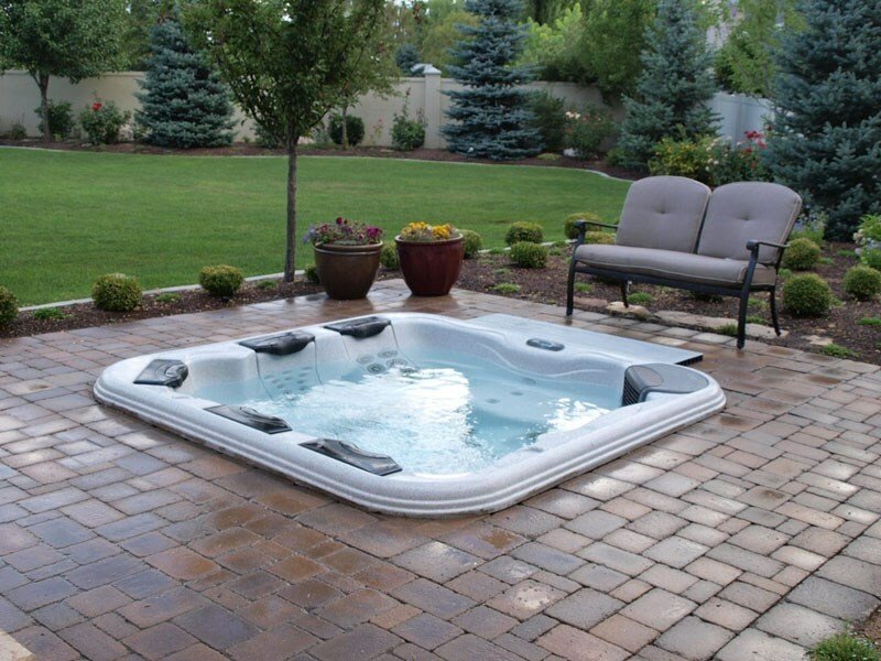 ג'קוזי גדול בגינה