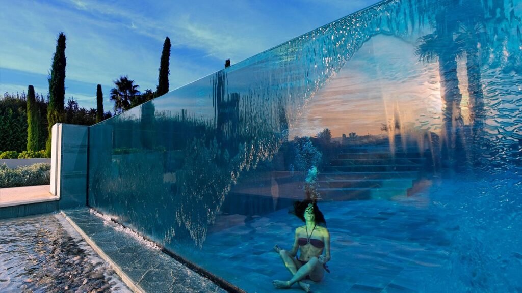 piscine-luxe-paroi-vitree