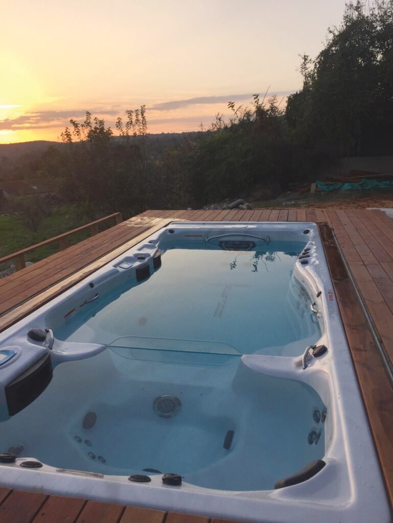 בריכת זרמים בחוץ בשקיעה