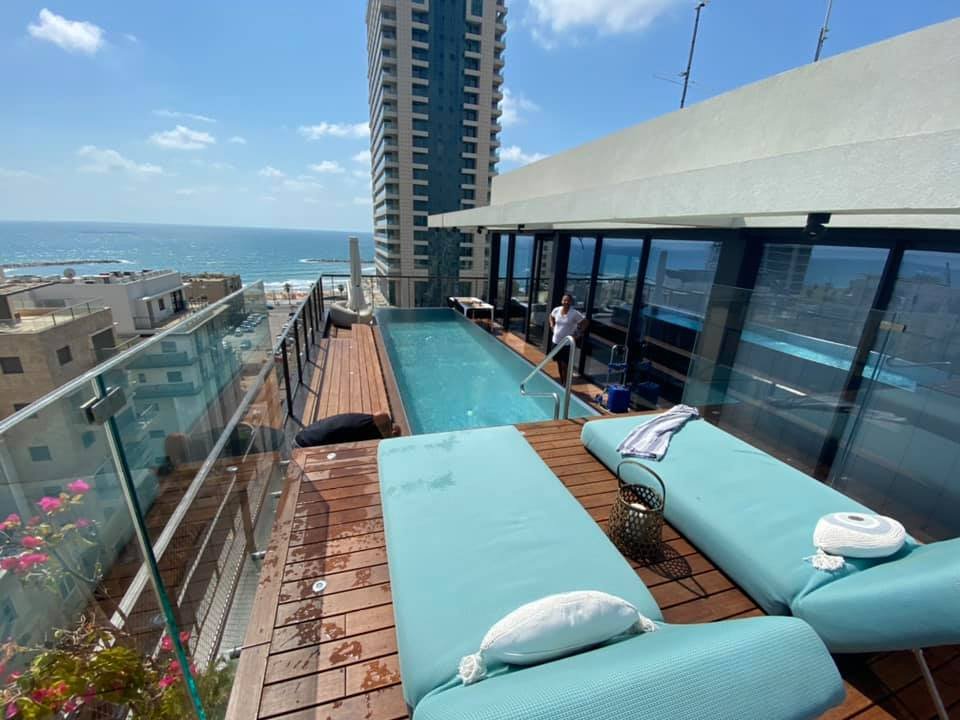 בריכה שחיה מנירוסטה טיילת הרברט סמואל