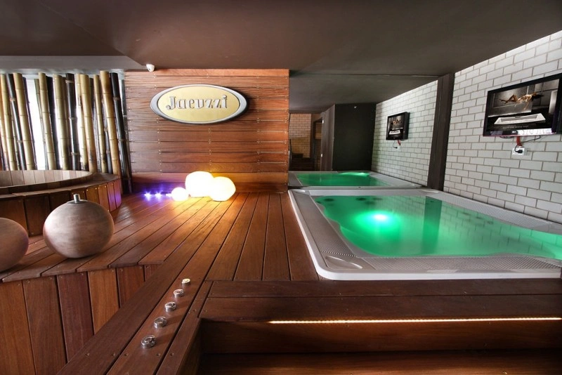 בריכות שחייה ומערכות ספא